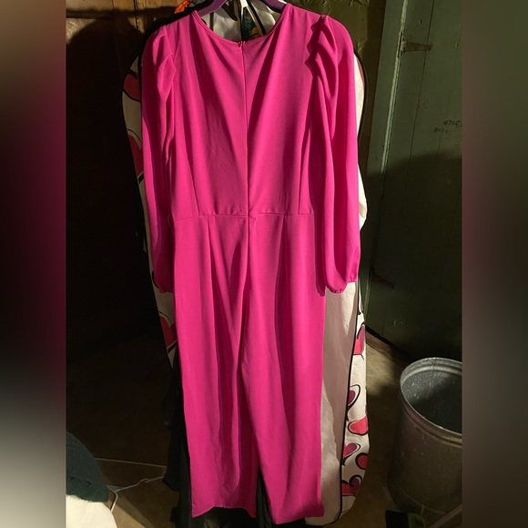 Fun jumpsuit that could be interview, casual wear or even check in! - Picture 3 of 4